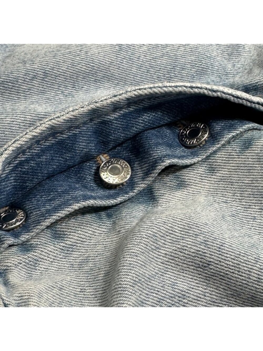 High-Waisted Distressed Button Up Denim Shorts Frayed Hem Zara Size 6 Beach - Picture 4 of 8